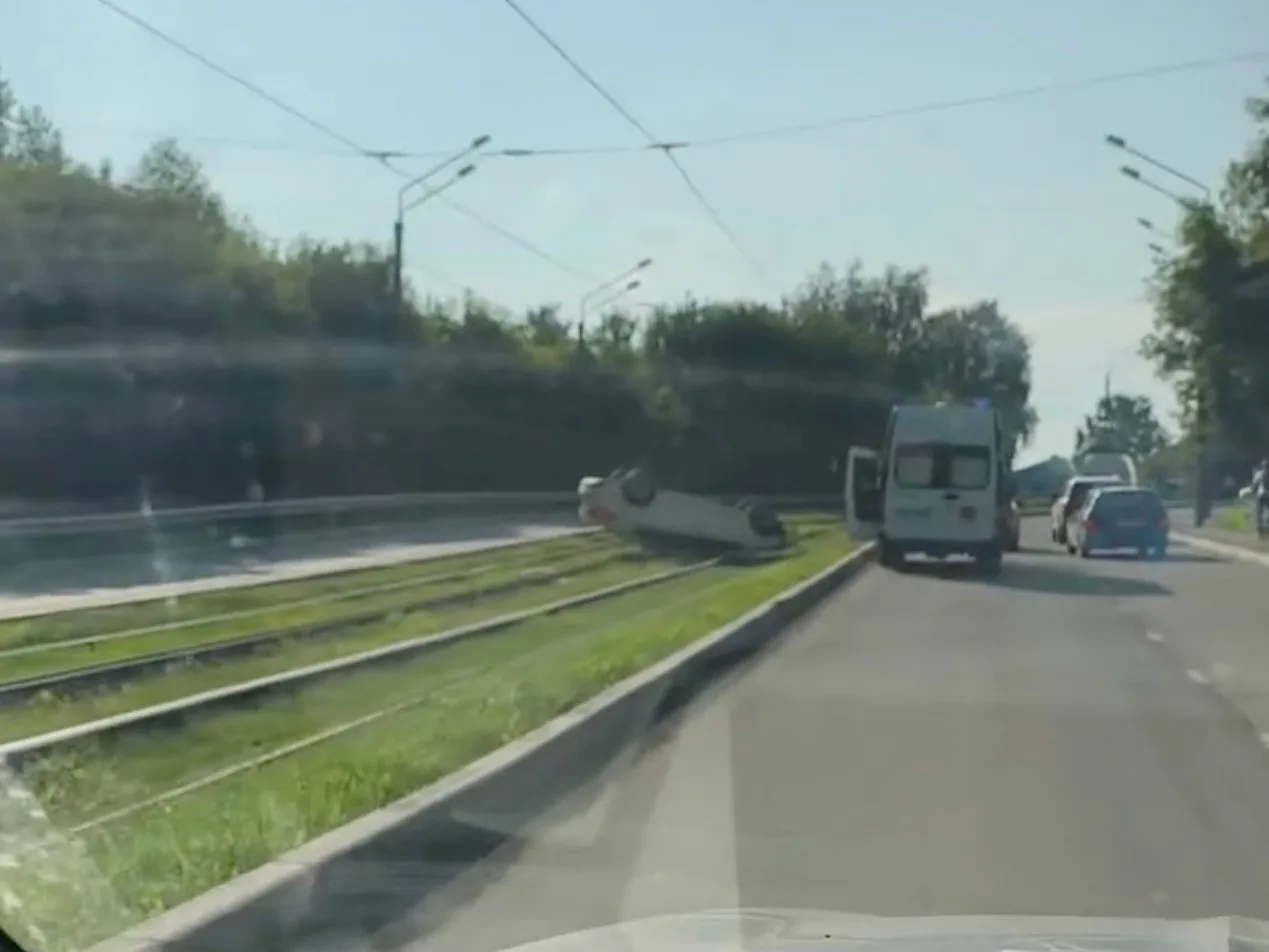 🚃 Проблемы с трамвайным движением возникли у Лисьей горы на Гальянке. Утром водителям пришлось стол