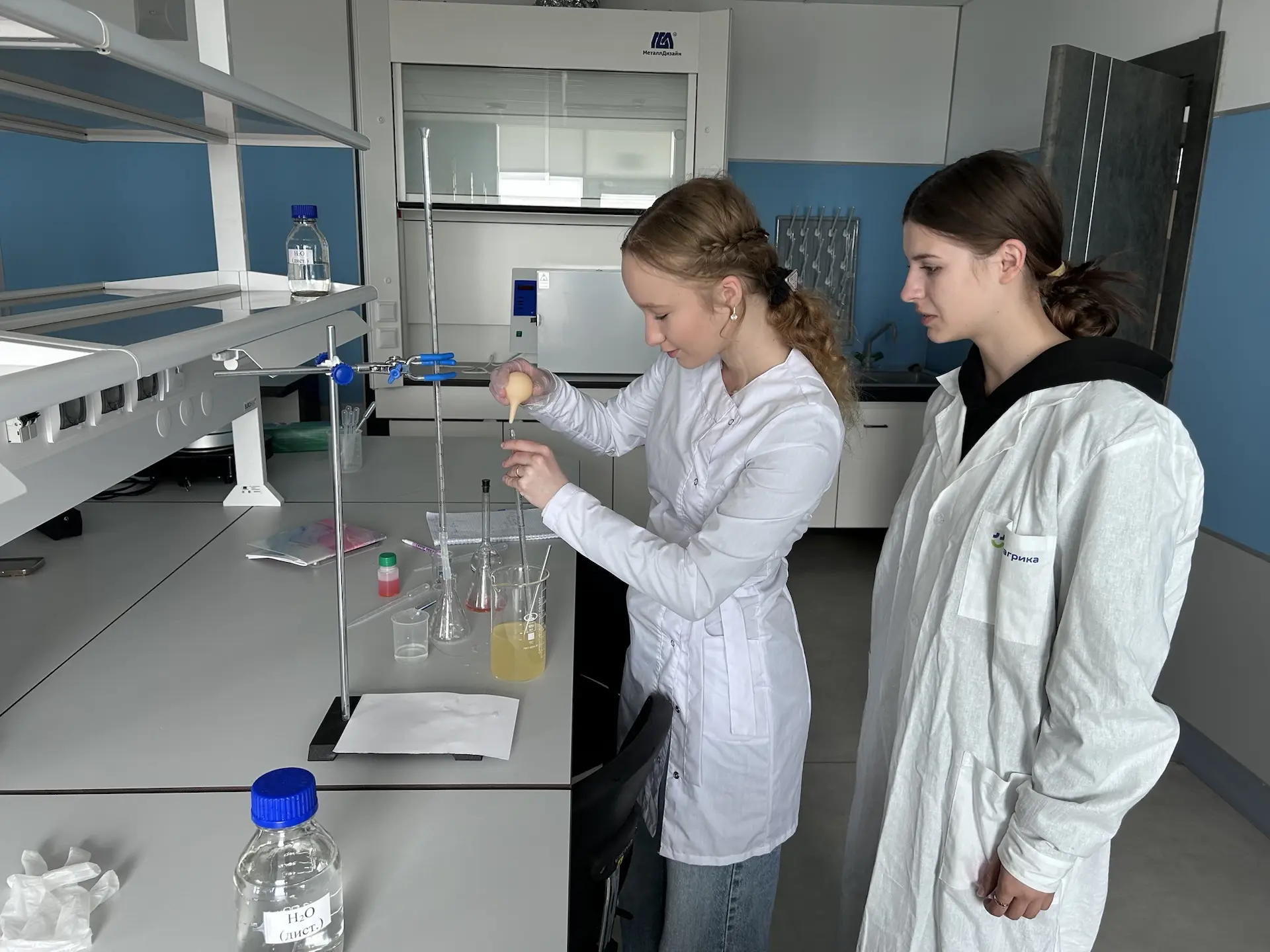 В Технополисе «Эра» прошёл заключительный интенсив по химии. 🧪🔬  Учащиеся познакомились с темой «Кис