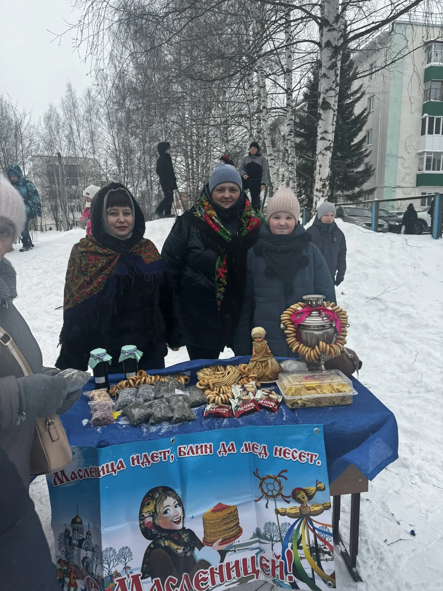Вчера в нашей школе прошла масленичная ярмарка! 🥞  Ребята и родители приготовили много вкусных блино