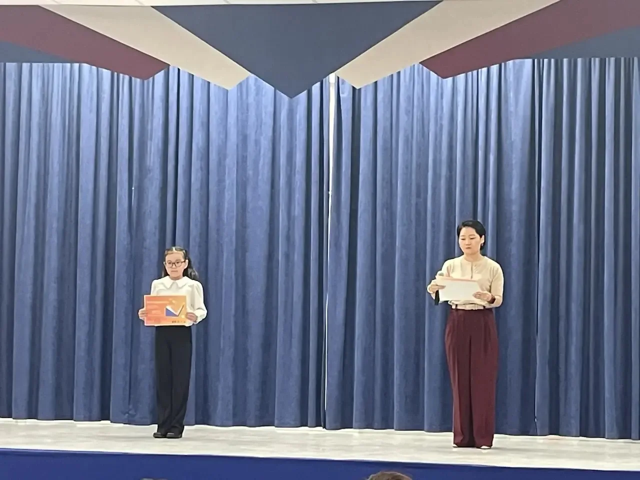 ✨ Сегодня, в утреннем ритме понедельника, наша школа вновь собралась на праздничную линейку. Помимо 