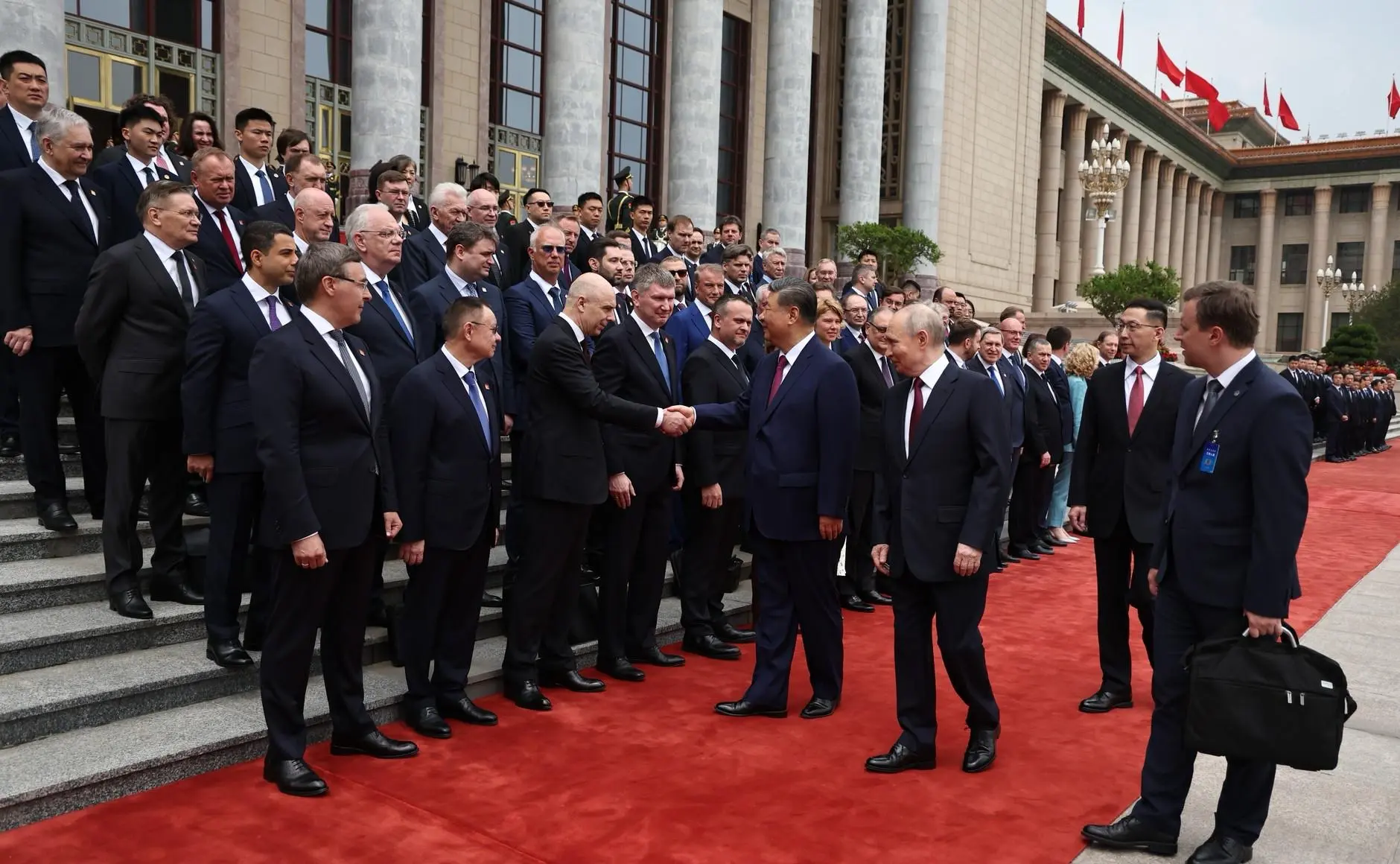 Си Цзиньпин выразил уверенность в успехе проведения перекрестных годов России и Китая в...