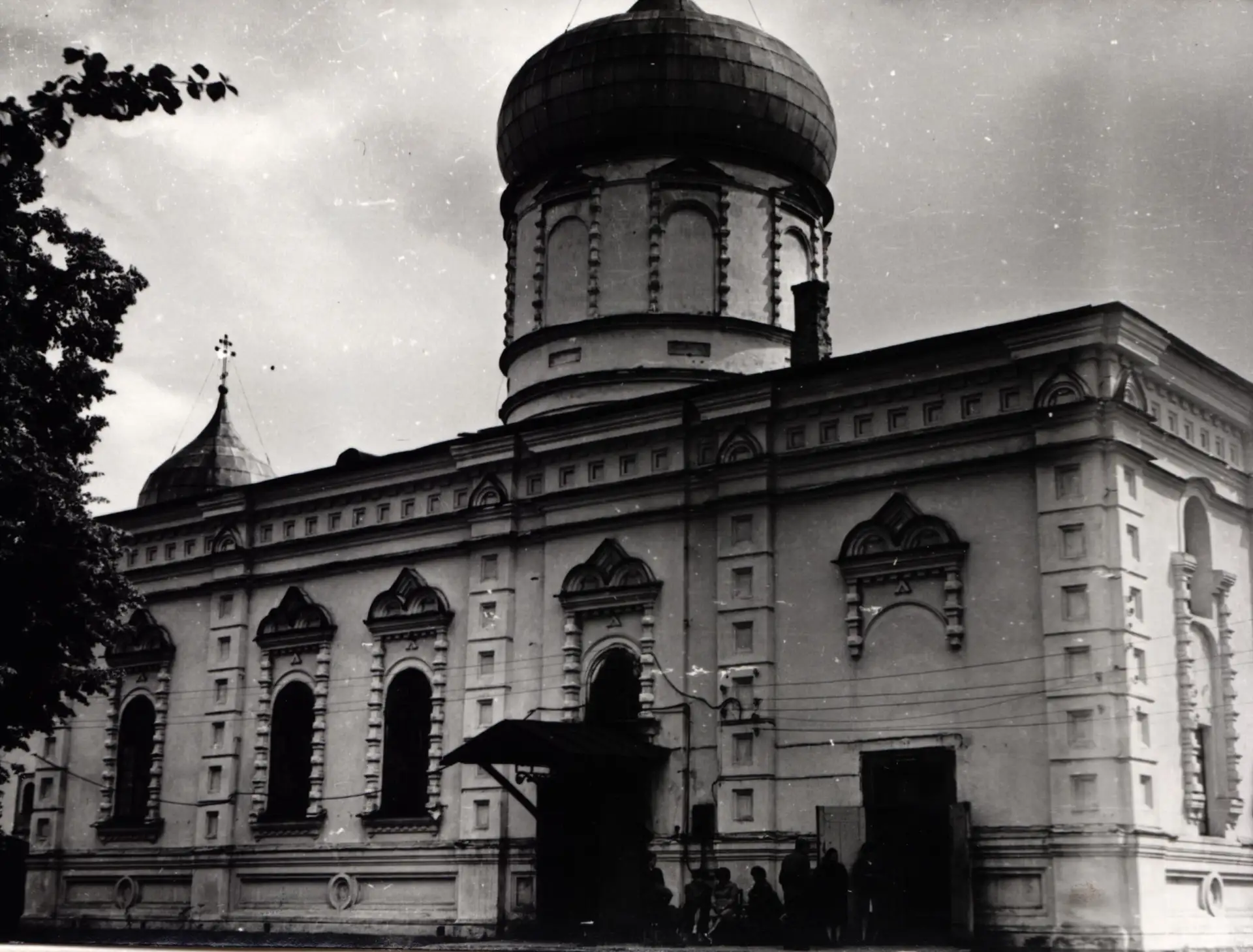 На рубеже XIX-XX вв., в 1899-1901 гг., вплотную к западному фасаду церкви Покрова Звери...