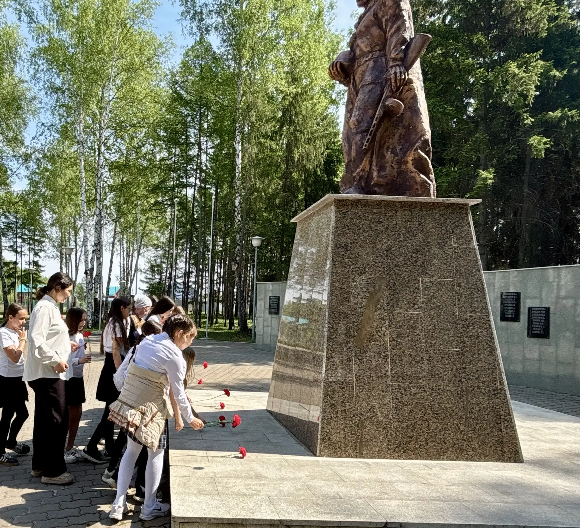 🌟 В преддверии Дня Победы наши «Наставники Орлят России» вместе с советником директора по воспитанию