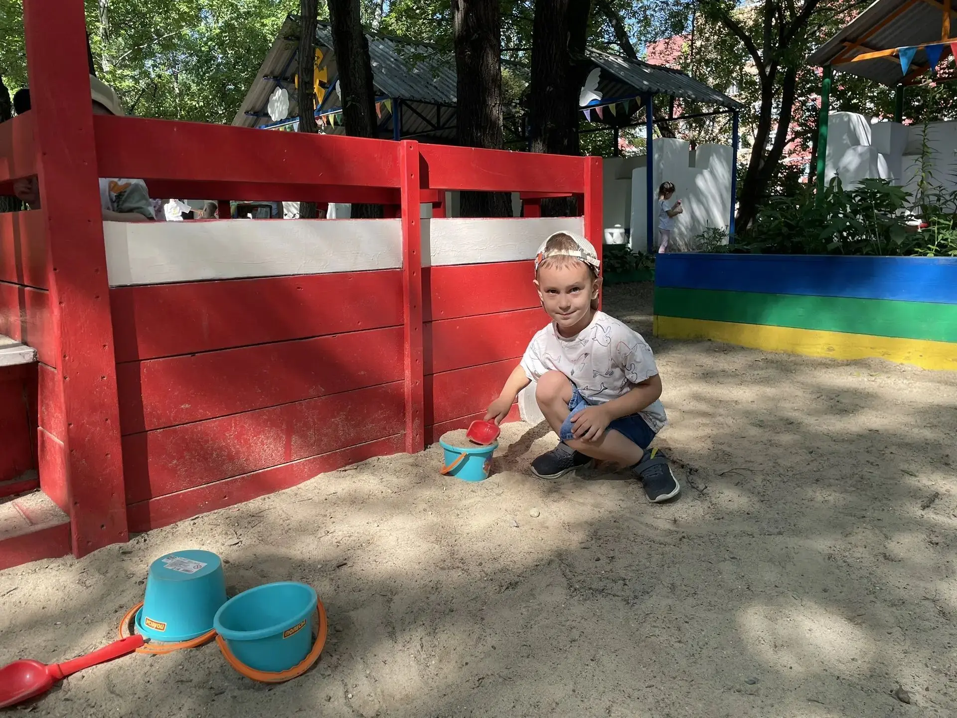Лето — жаркая пора,
Светит солнышко с утра,
Даже если дождь пойдёт —
Вокруг сияет всё, поёт.
Летом —