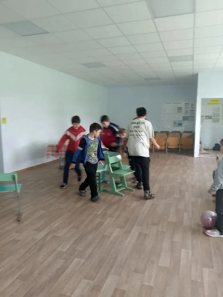 ПУСТЬ ВЕЧНО ДЕТСТВО ЗВОНКОЕ СМЕЁТСЯ