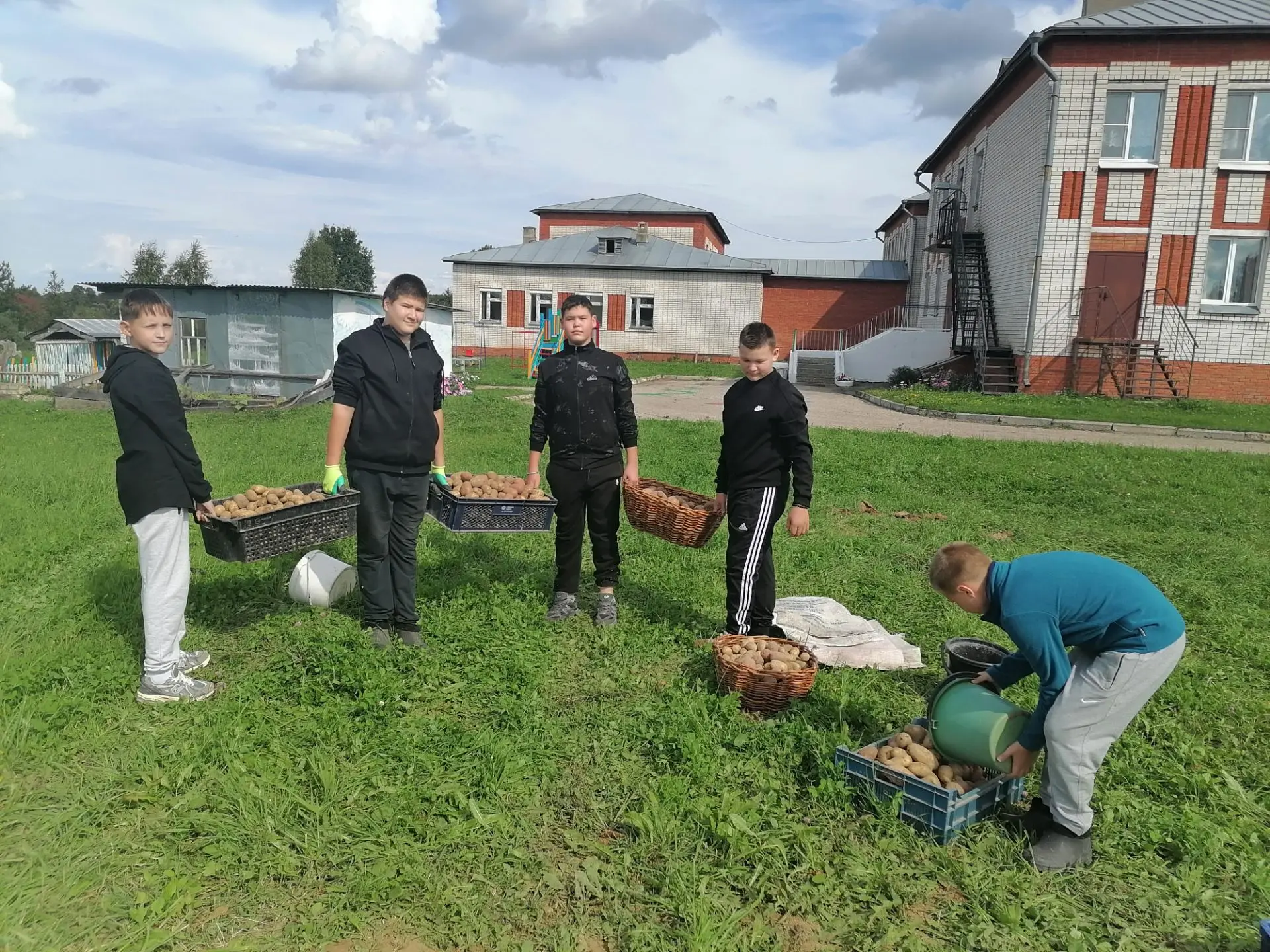 🥔 Трудовой десант: собрали урожай картошки! 🥔