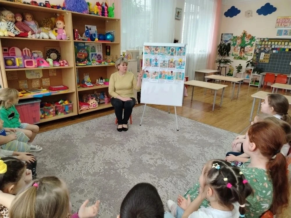 Сегодня в старшей группе прошла беседа с детьми на тему:« Будь осторожен» с целью  знак...