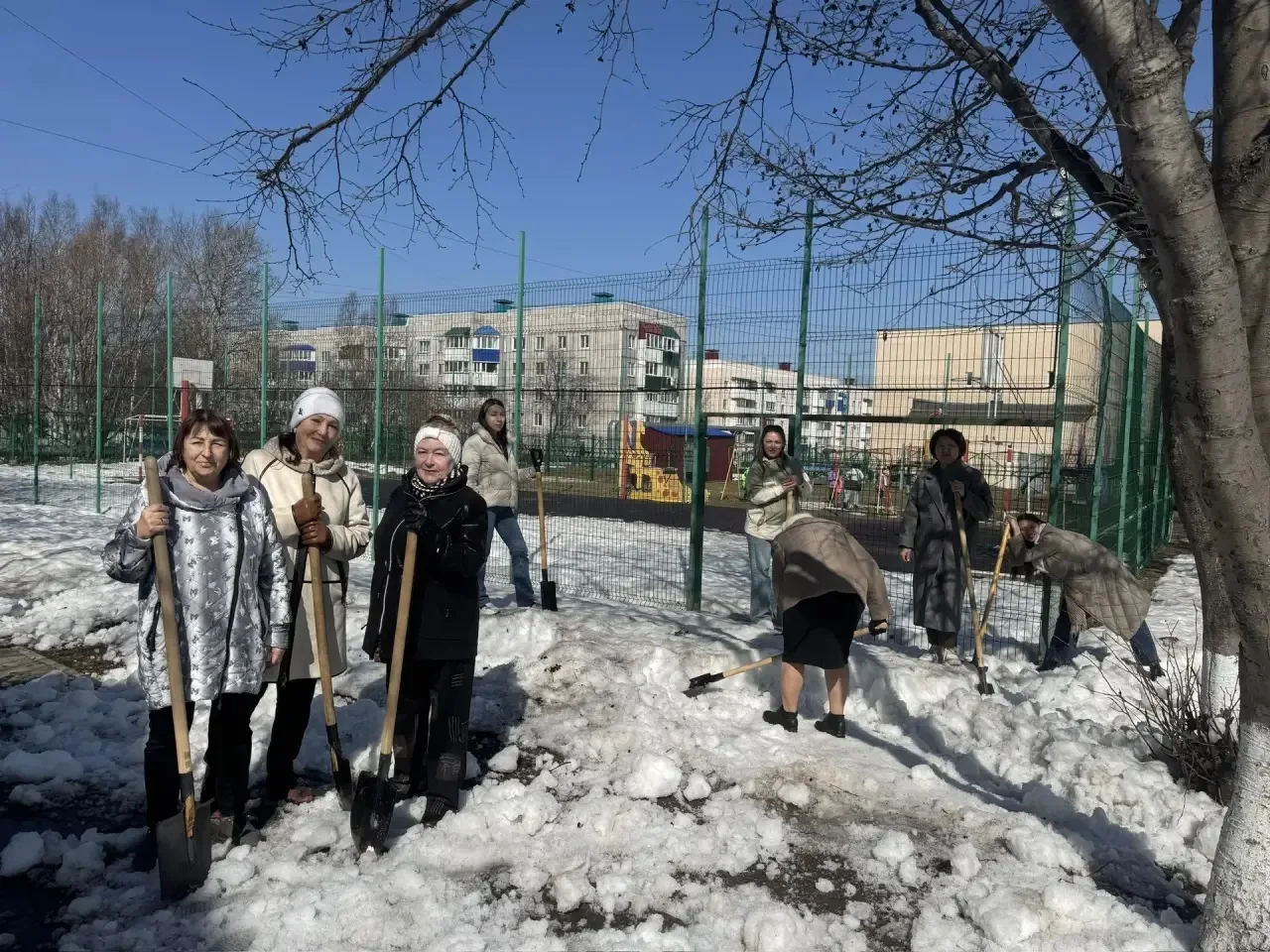 🧹 В МАОУ СОШ №6 города Южно-Сахалинска прошла первая «Чистая пятница» ❄️   ✨В рамках акции учителя н