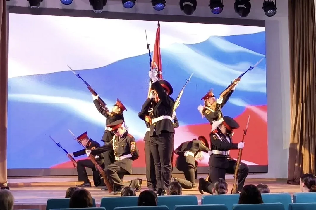 🇷🇺 Сцена, наполненная добром  Наши кадеты приняли участие в благотворительном концерте. Для них это 
