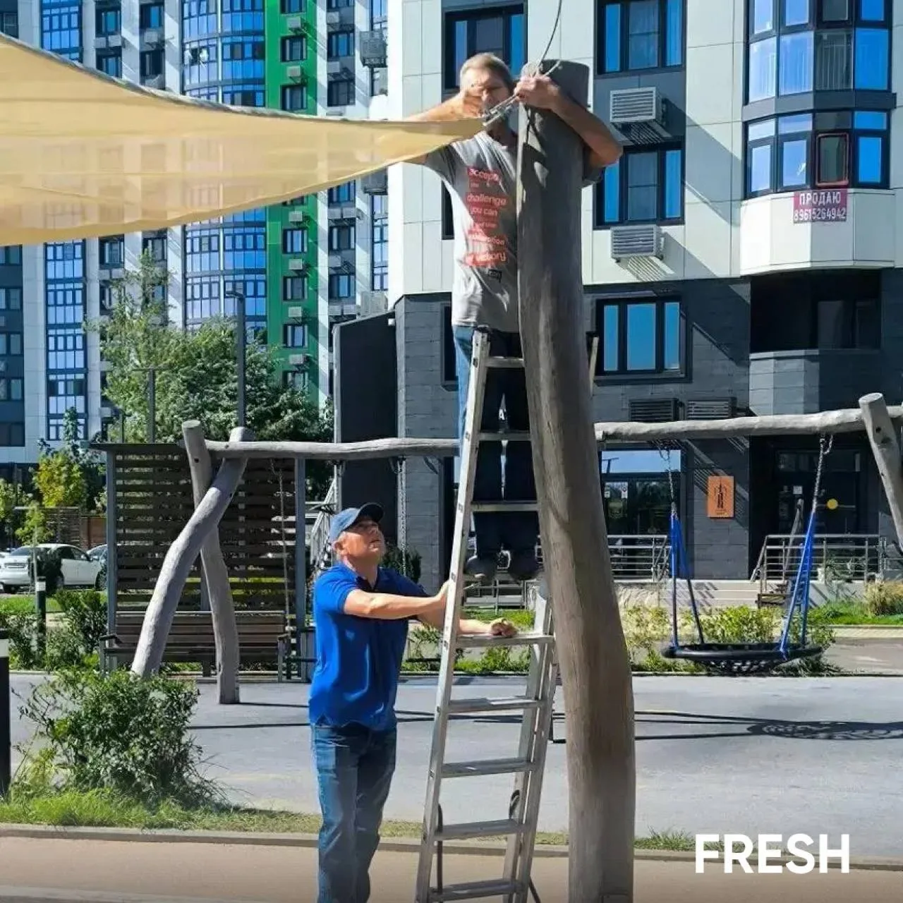 На территории детской площадки ЖК Fresh выполнили ремонт крепления навеса над песочницей.