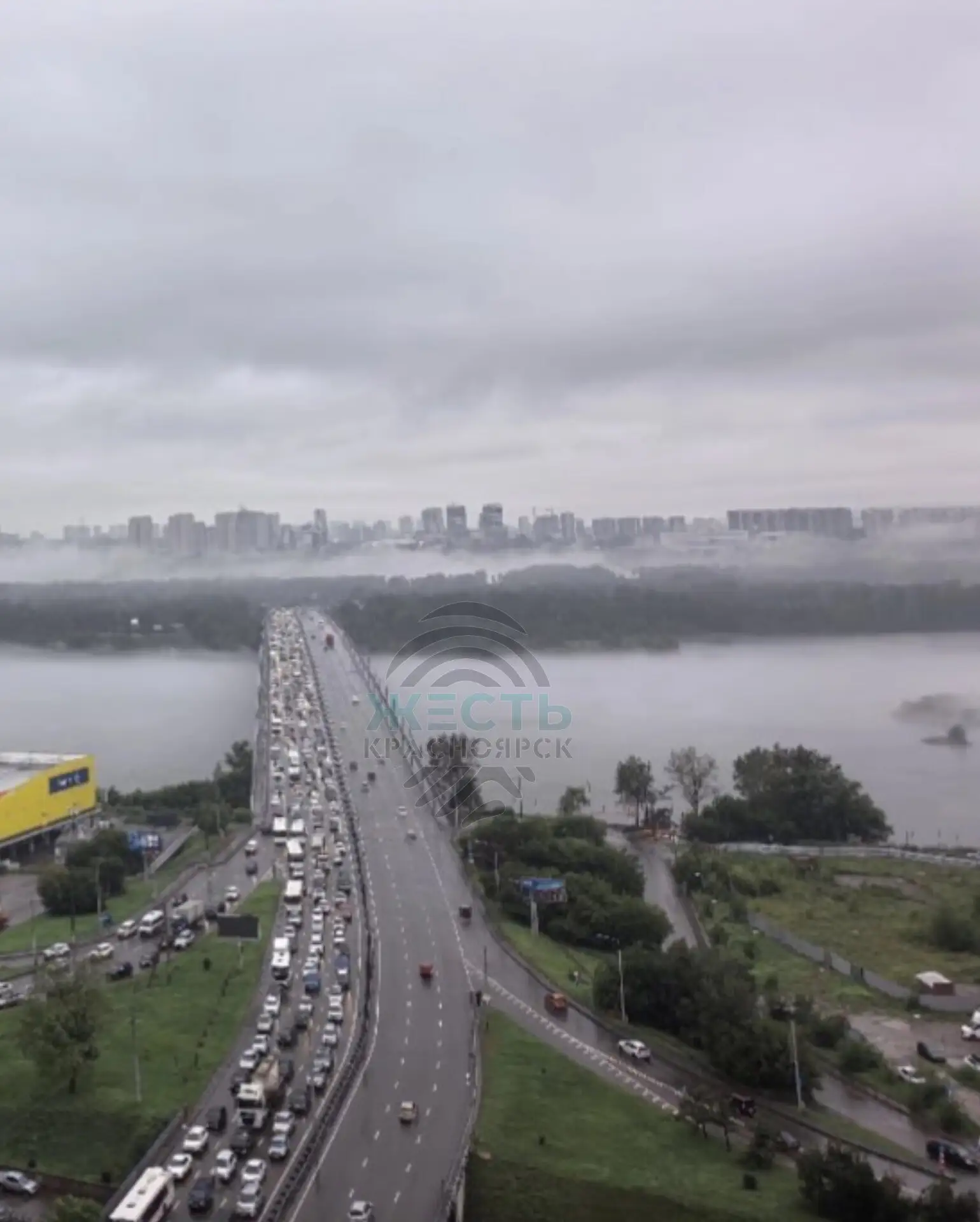 🤯Октябрьский мост встал колом из-за глубокой лужи на Мичурина 

Автомобили буквально плывут по доро