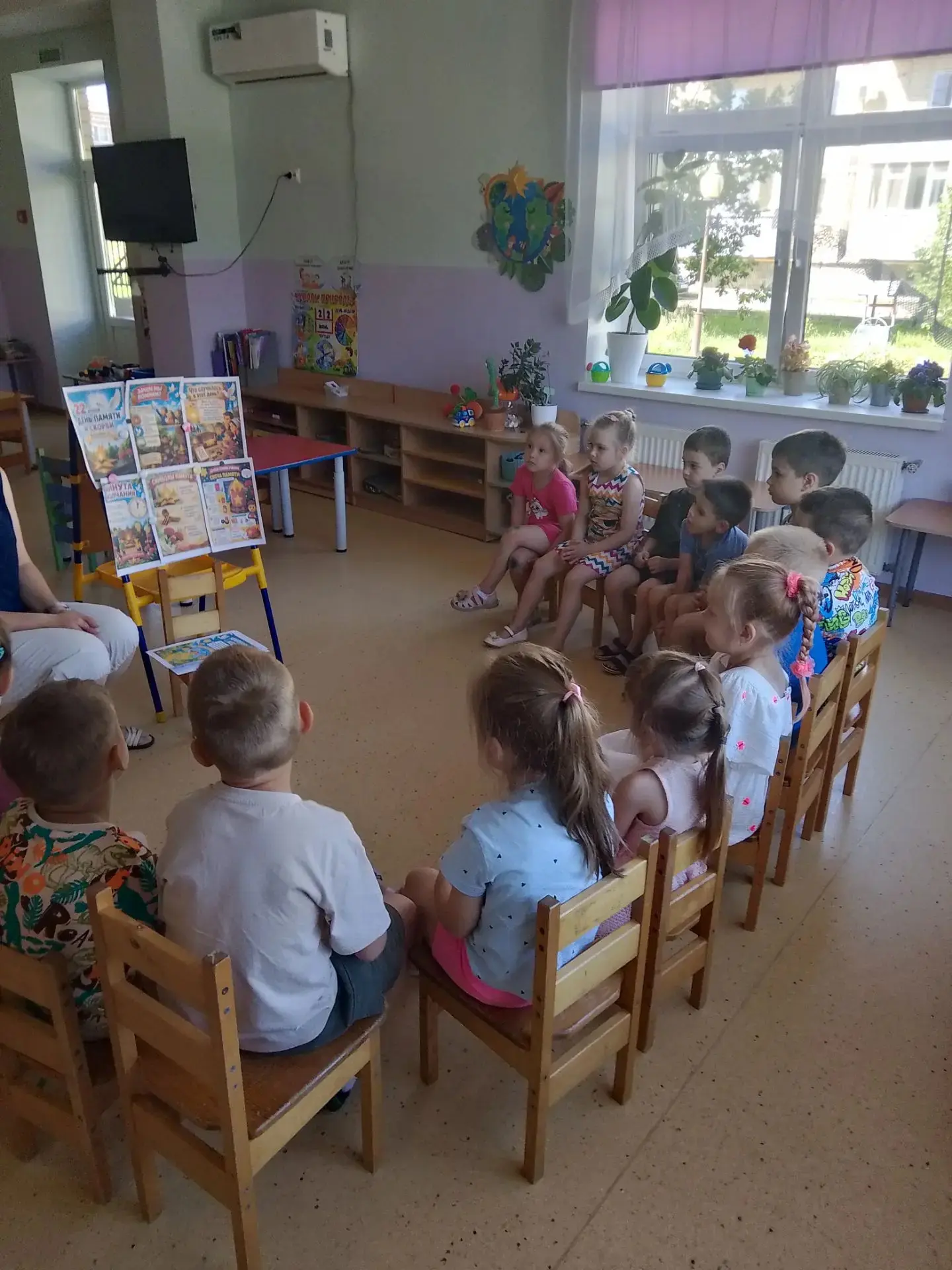 В группе " Семицветики " Прошла тематическая беседа  посвящённая "Дню памяти и скорби ". Каждый ребё