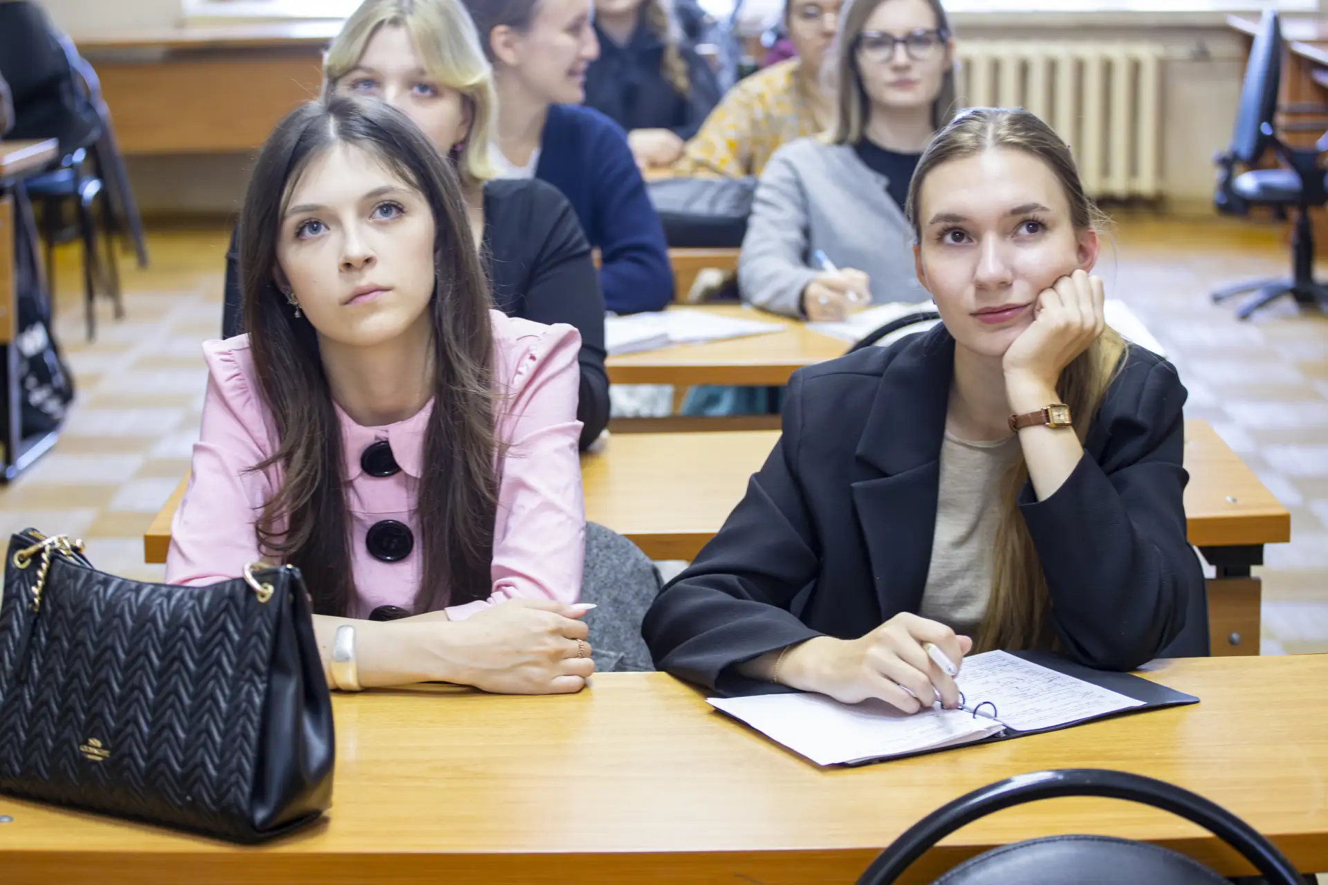📸 Заглянем в учебные будни корпуса на Никольской!