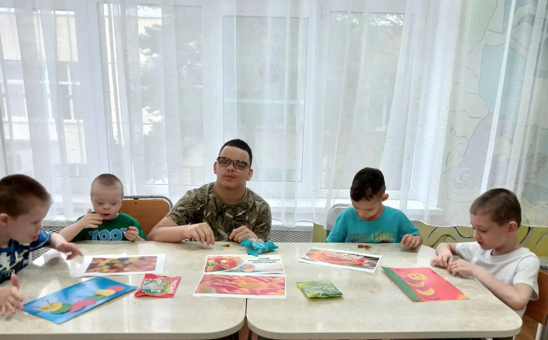 🐛 «День мармеладного червячка» в 2 группе! 🍬

В Хабаровском детском психоневрологическом интернате