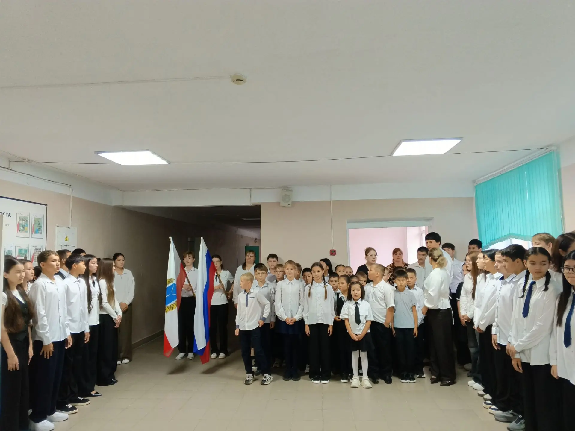 🎉 Традиционная линейка — старт новой учебной недели! 🎉