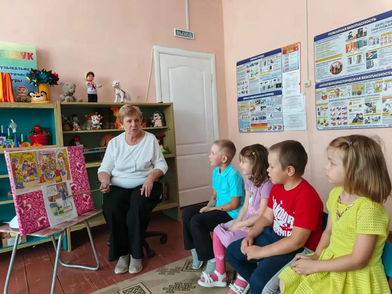 1 сентября в старшей группе Афанасьевского д. сада "Колосок". Прошли "разговоры о важно...