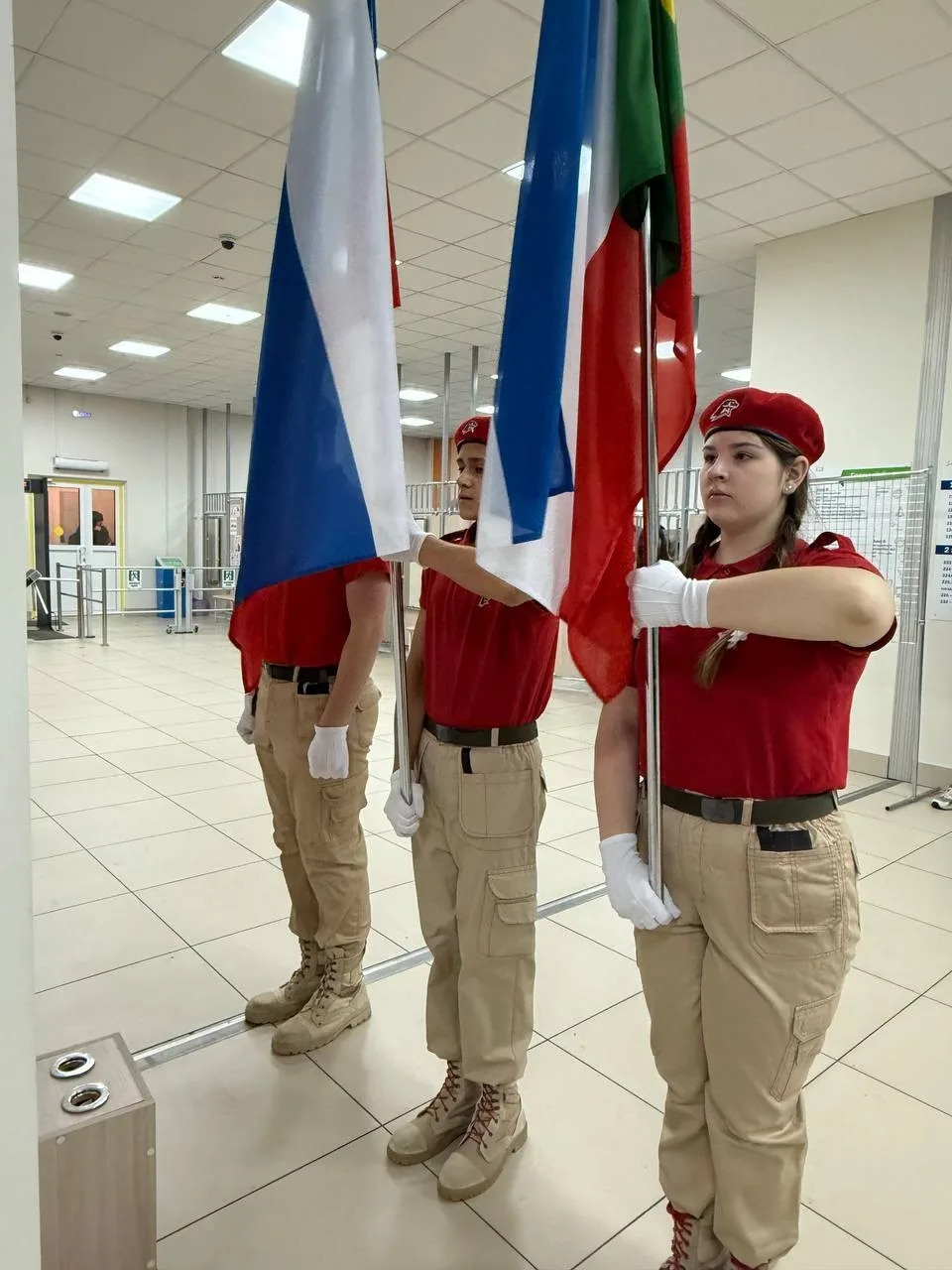 Началась новая учебная неделя. 🇷🇺 Мы открыли её торжественной линейкой с выносом Государственного фл