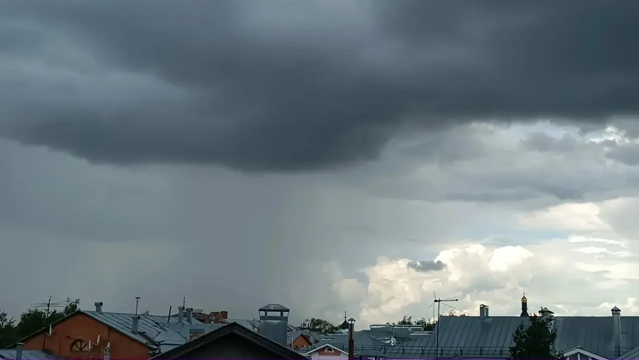 ☔ Погода капризничает: костромичам сулят грозу с градом  Также поднимется сильный ветер: не забудьте