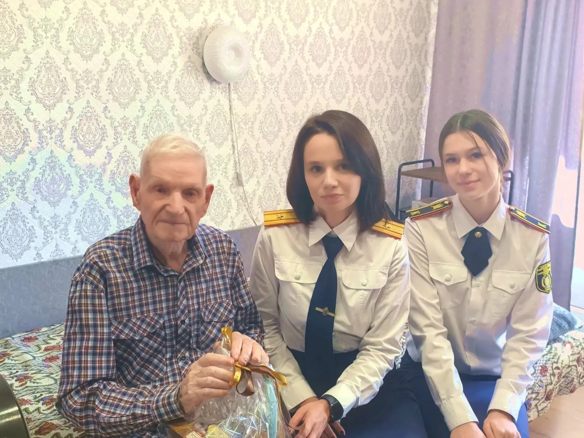 Сотрудники СУ СК России по Самарской области поздравили ветерана Великой Отечественной ...