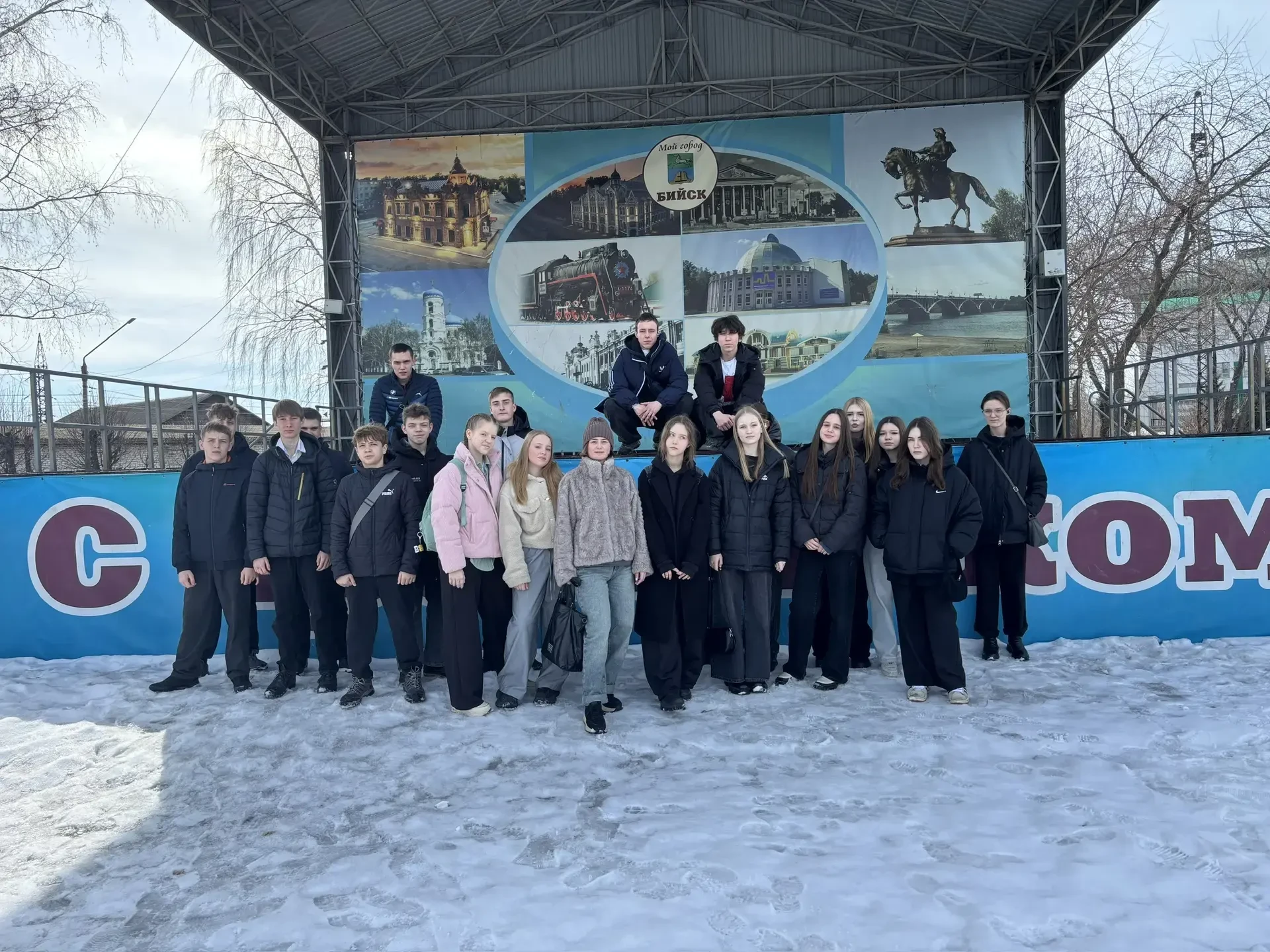 9М вместе с классным руководителем Михайловой М.И. в парке Петра 1.