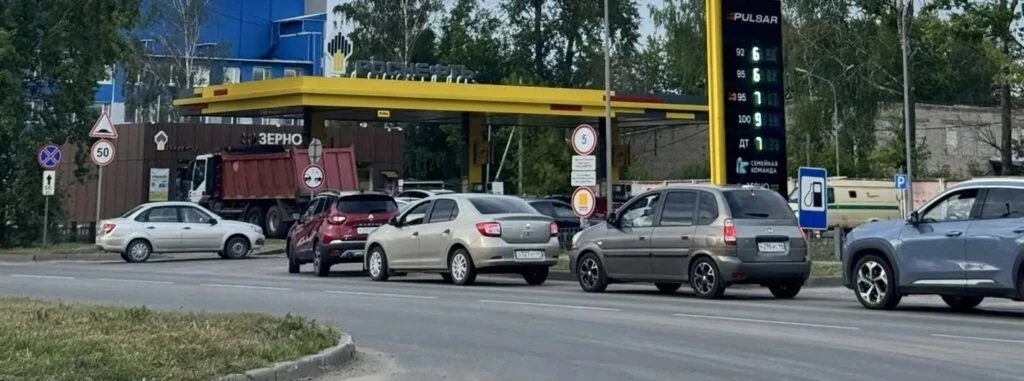 🚗 Костромичам могут отменить штрафы за стоянку в очередях на АЗС.
