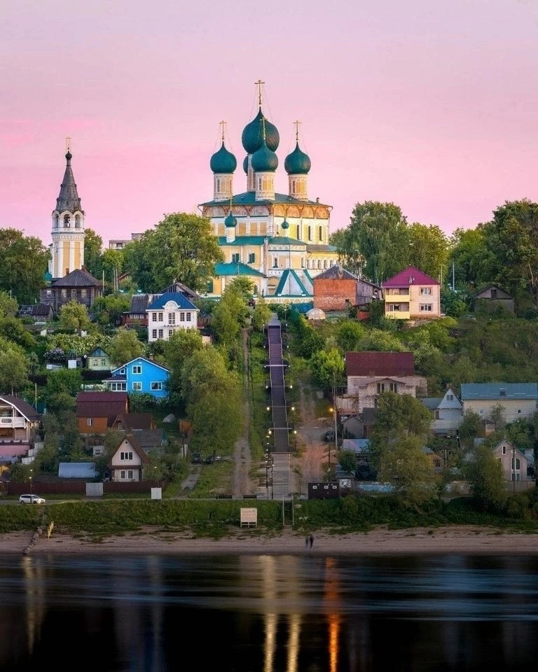 Воскресенский собор в Тутаеве, Ярославской области, расположенный на Борисоглебской стороне города.
