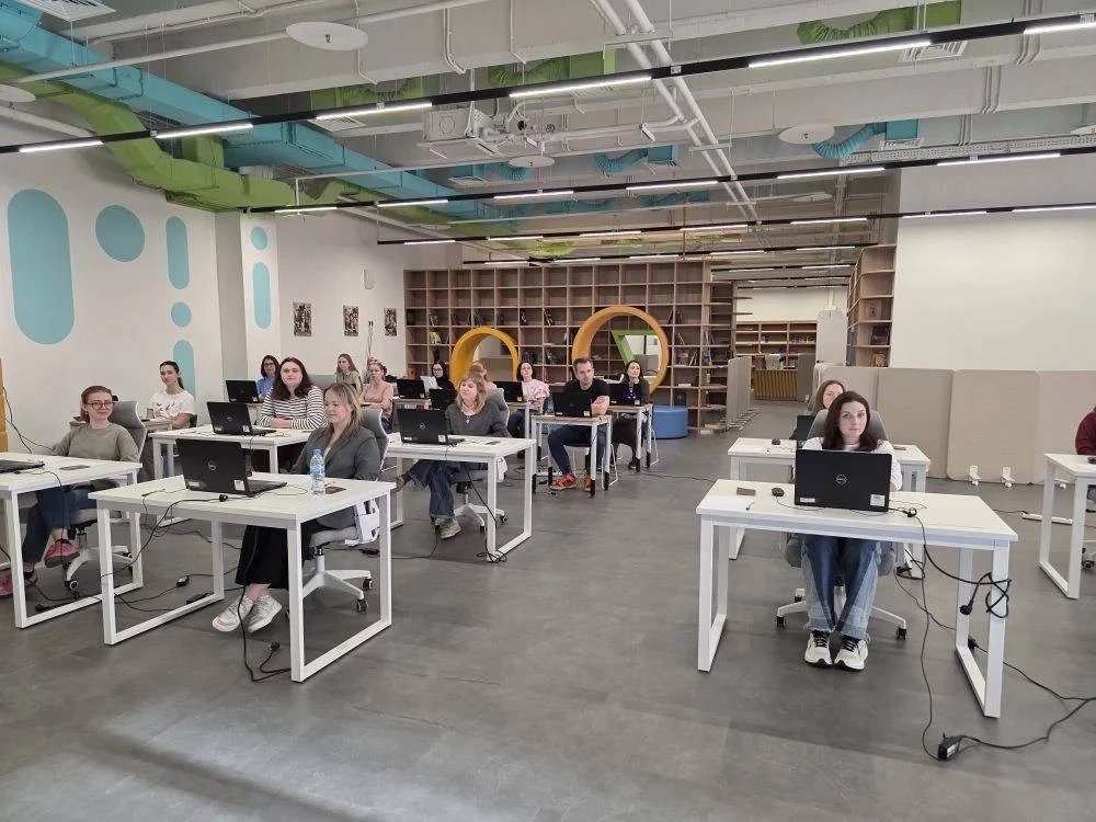 🧐Учителя снова за партами!  Вчера учителя и директор школы приняли участие в независимой диагностике