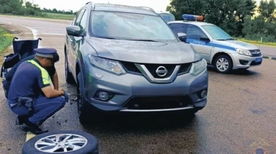 Воронежские полицейские помогли водителю Nissan заменить проколотое колесо

Во время патрулирования 