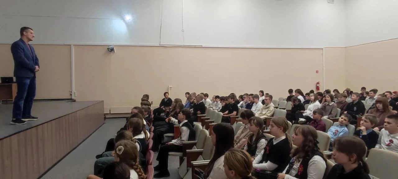 🗣️ Во вторник в нашей школе прошёл Урок Мужества, организованный при поддержке депутата Государстве