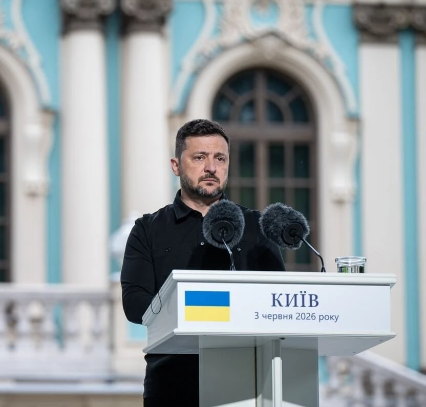 Зеленский впервые выступил перед публикой за бронированным стеклом.