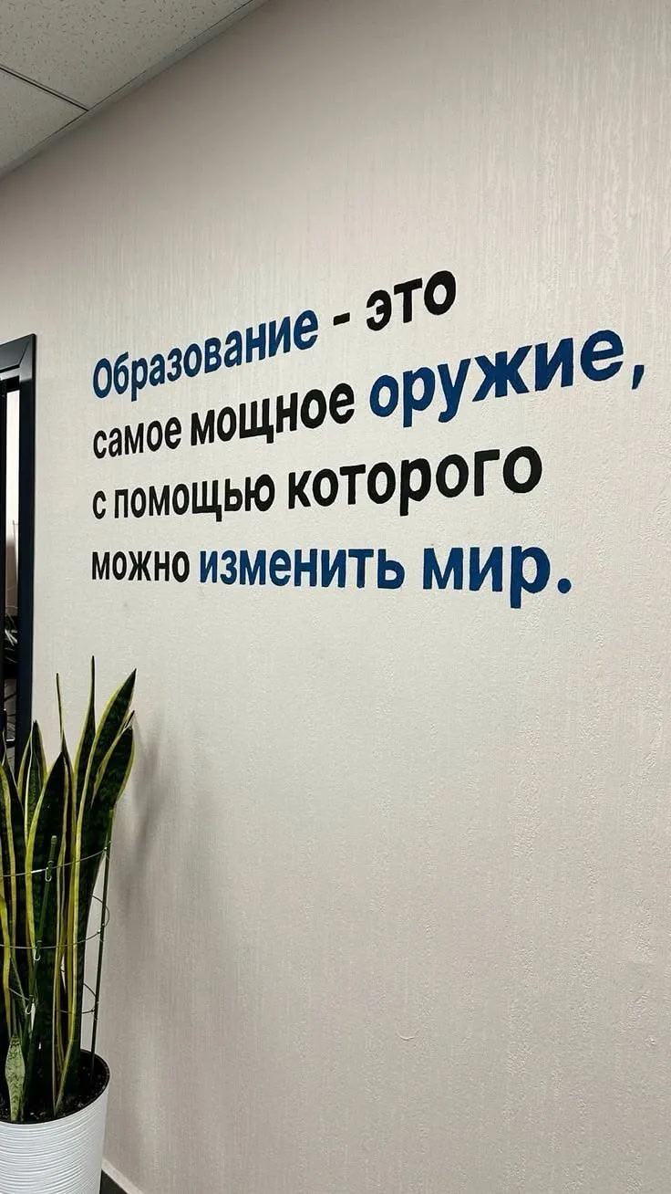 Заведующая «книжной сокровищницы» - Красильникова Ольга Георгиевна 👩‍🏫