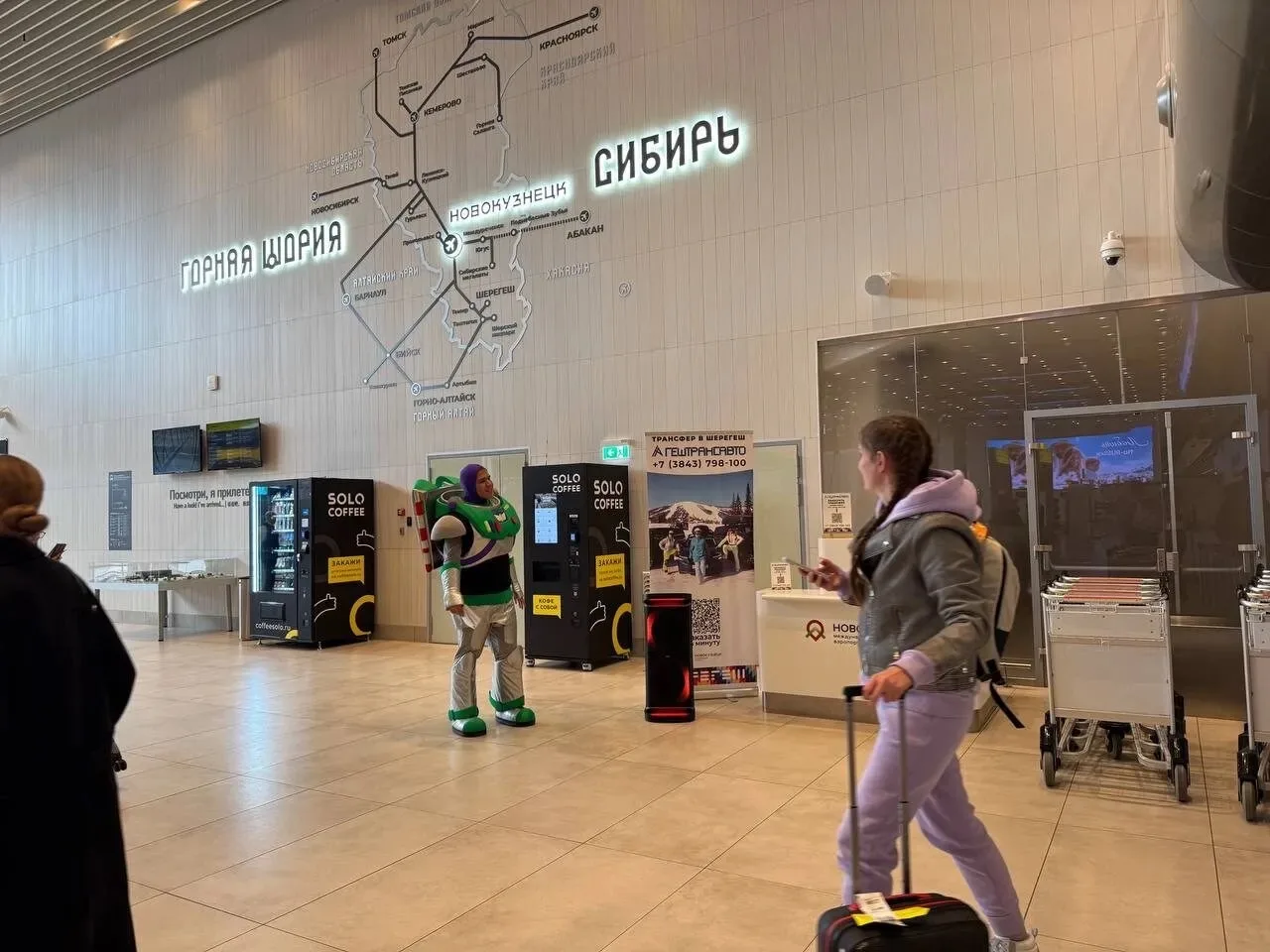 😁В День космонавтики в аэропорту Новокузнецка пассажиров встречал космический герой   В терминале дл