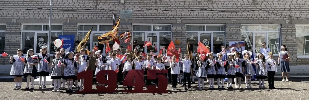 🎖️ В школьном дворе прошёл праздничный концерт «Салют, Победа!»