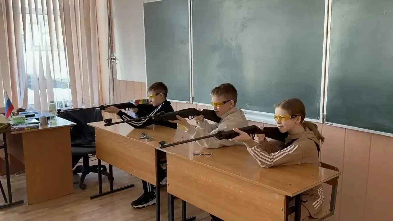 Сегодня в пришкольном лагере для ребят 5 и 6 классов стартовал отборочный этап военно-патриотической