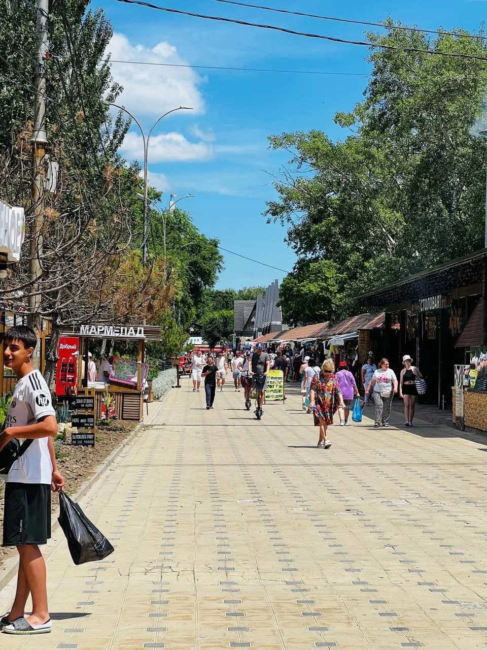 Пляж в районе «Гранд отеля»🏖
Температура вода +23 у берега, подальше чуть прохладнее 👍

Материалы 