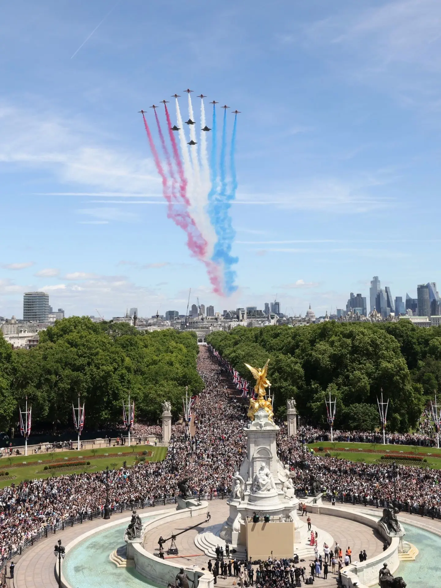 Кембриджи в полном составе на праздничном параде Trooping the Colour🩵 Уильям все еще отращивает бор