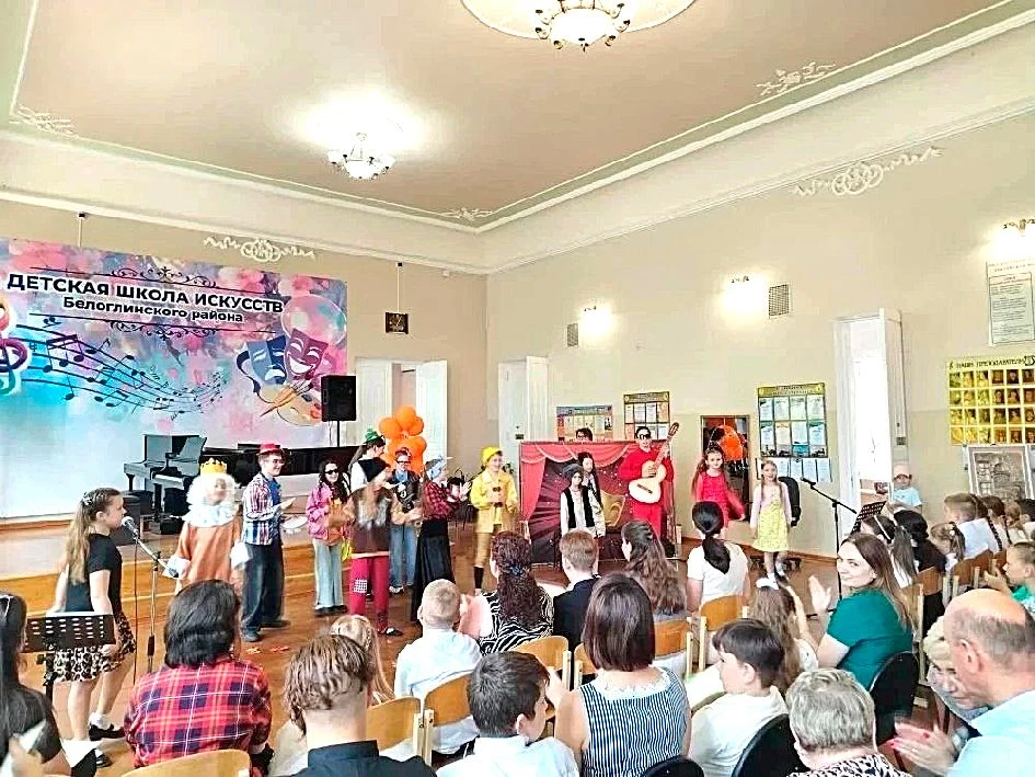 «СМЕХ И РАДОСТЬ МЫ ПРИНОСИМ ЛЮДЯМ!»   На сцене Детской школы искусств Белоглинского района состоялас