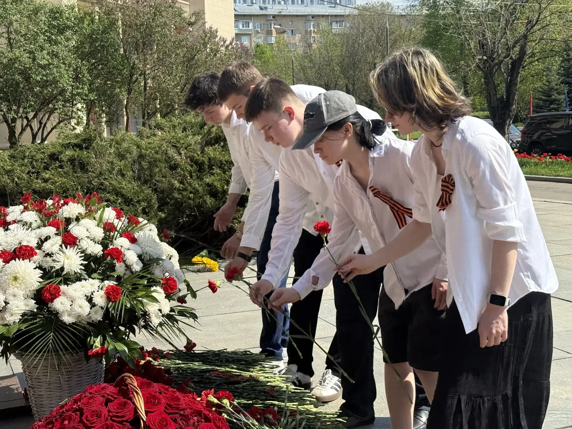 🌺 Красные гвоздики  ❤ Сегодня прошло возложение цветов к памятнику работников центральных профсоюзны