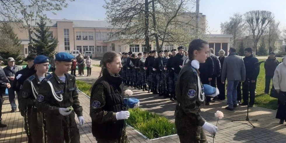 🥀Кадеты ВПК «Сокол» почтили героев Чернобыля  26 апреля — день, когда мир узнал страшное слово «Черн