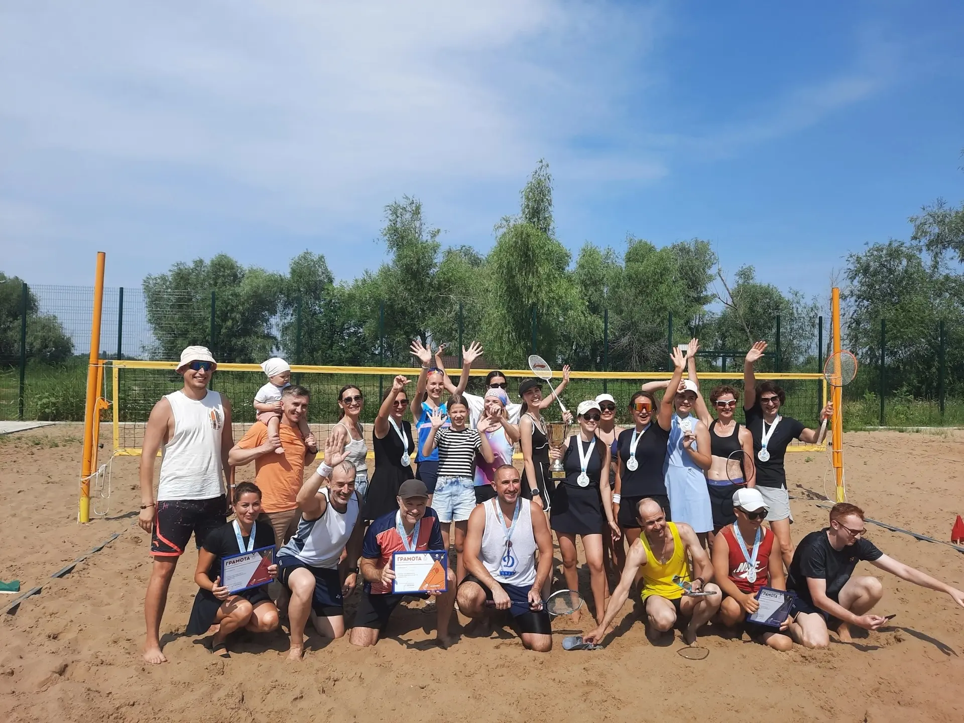 Яркие эмоции в новом формате 🏸 

Наши коллеги-бадминтонисты захватили площадку для пляжного волейбо