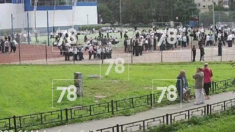 ⚡ В Петербурге после анонимного звонка эвакуировали несколько школ