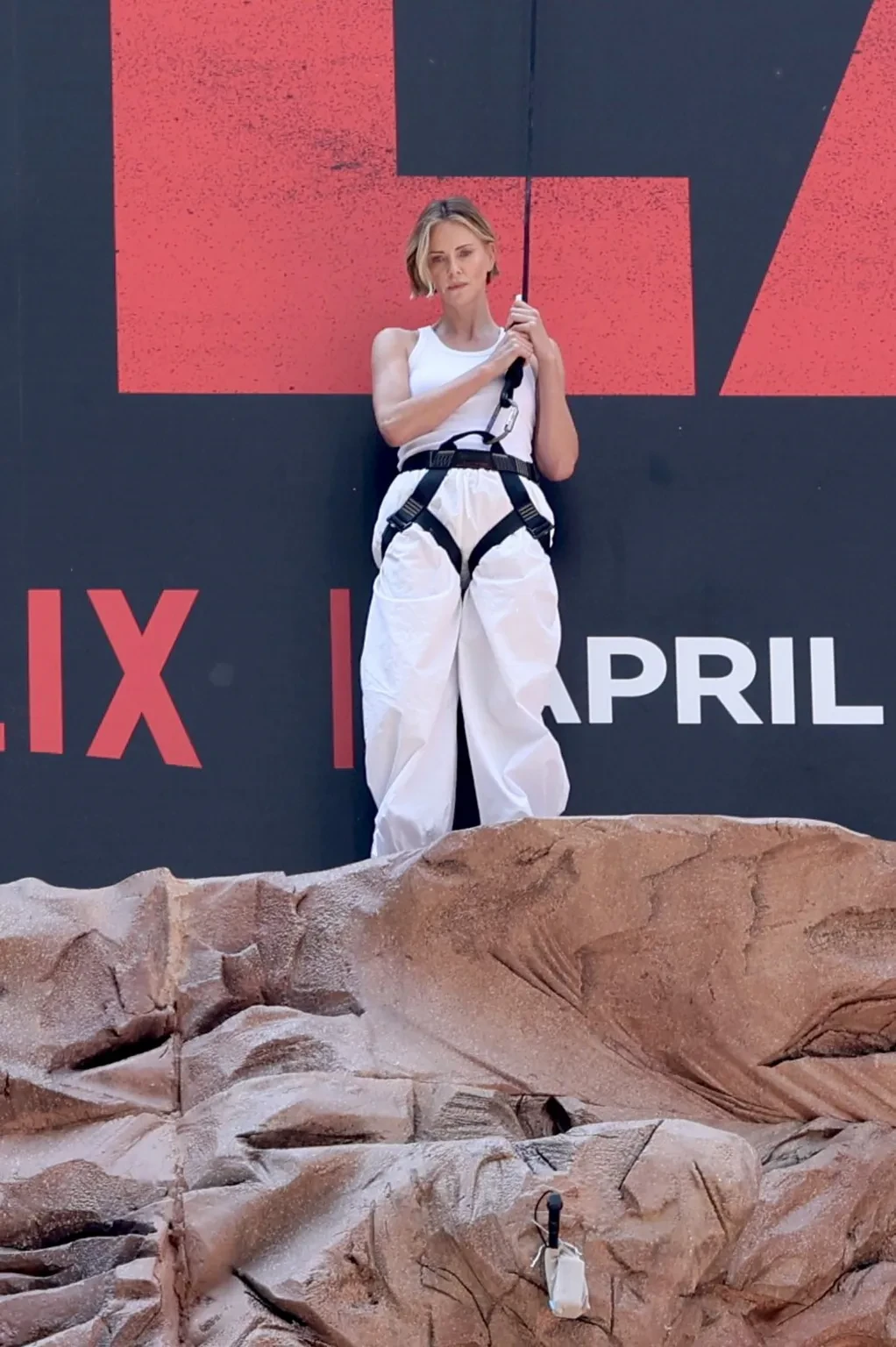 Шарлиз Терон продемонстрировала навыки скалолазания на Таймс-сквер 🧗‍♀️  Для продвижения фильма «Вер