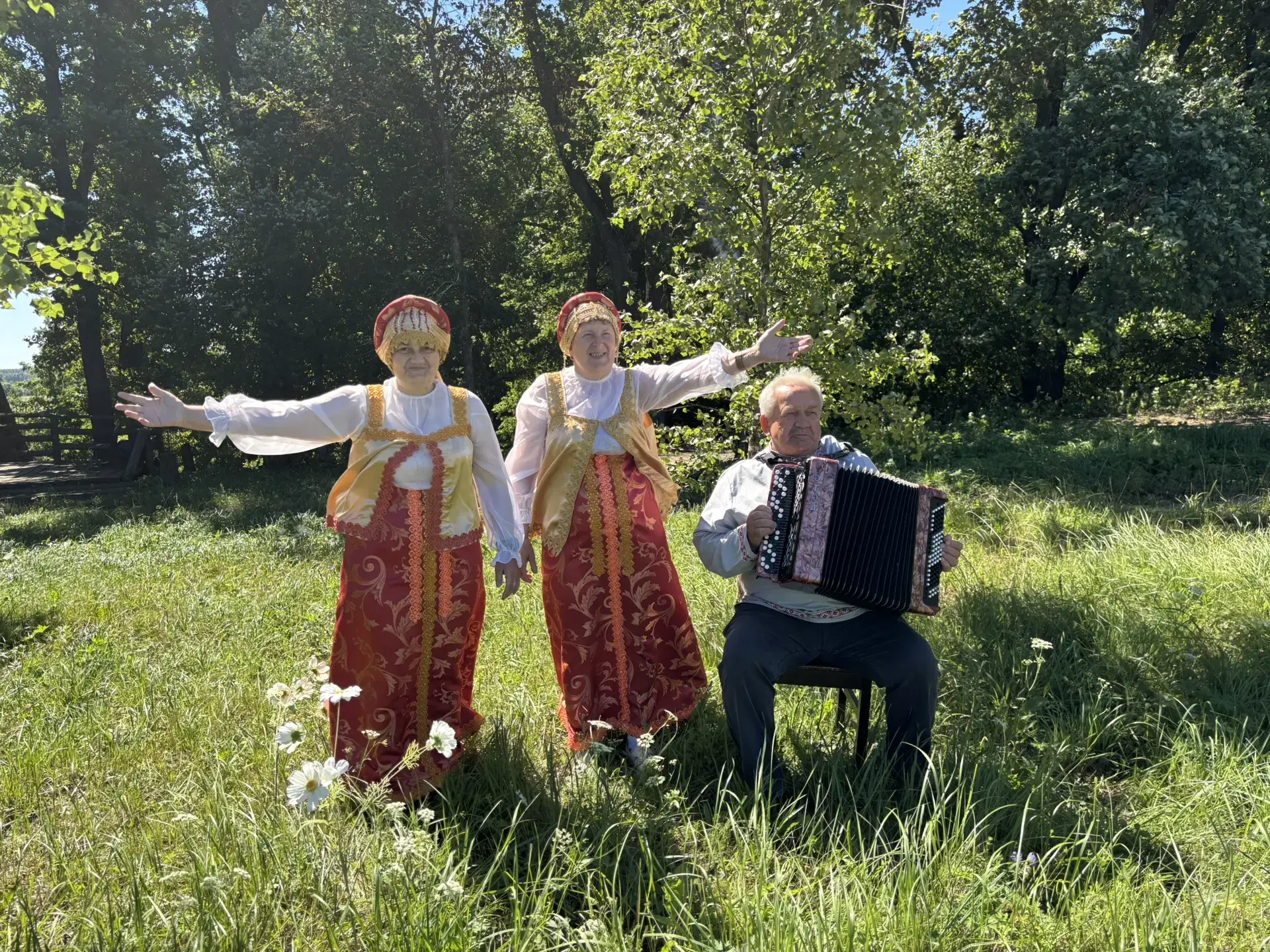 🌿 🎶 Музыка, солнце и родные мотивы для души! 🎶
Для гостей и жителей геронтологического центра «Ве