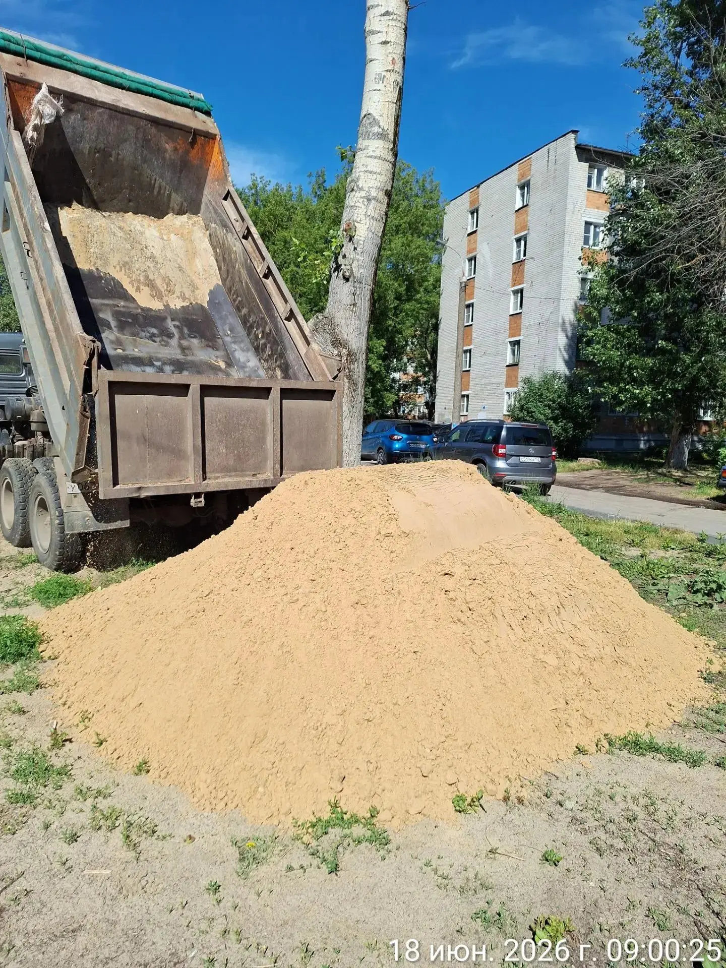 Продолжаем благоустройство дворовых территорий! ✅

В детские песочницы завозим свежий речной песок, 