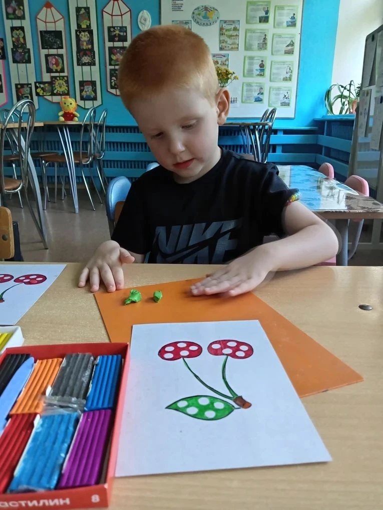 Лето в самом разгаре! Поспевают ягоды, фрукты. 🍏🍓
А малыши "вырастили" вишню🍒! Методом пластилино