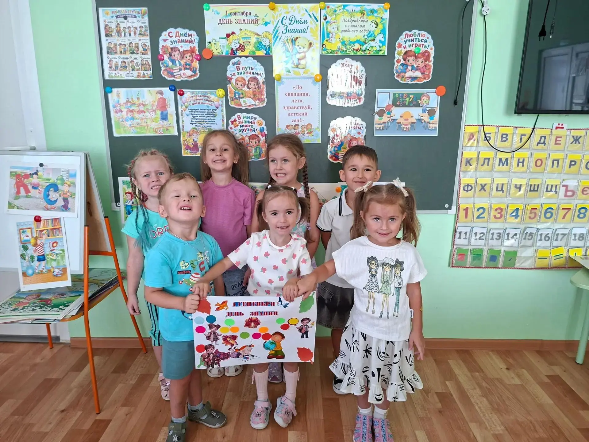 🌺👫📚📚1 сентября в средней группе «Затейники» (воспитатель Пономарева Т.В.) прошёл Де...