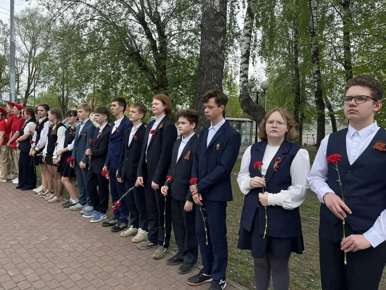 8 мая, в преддверии Дня Великой Победы, возле памятника воинам 49-й Армии и народным ополченцам, соб