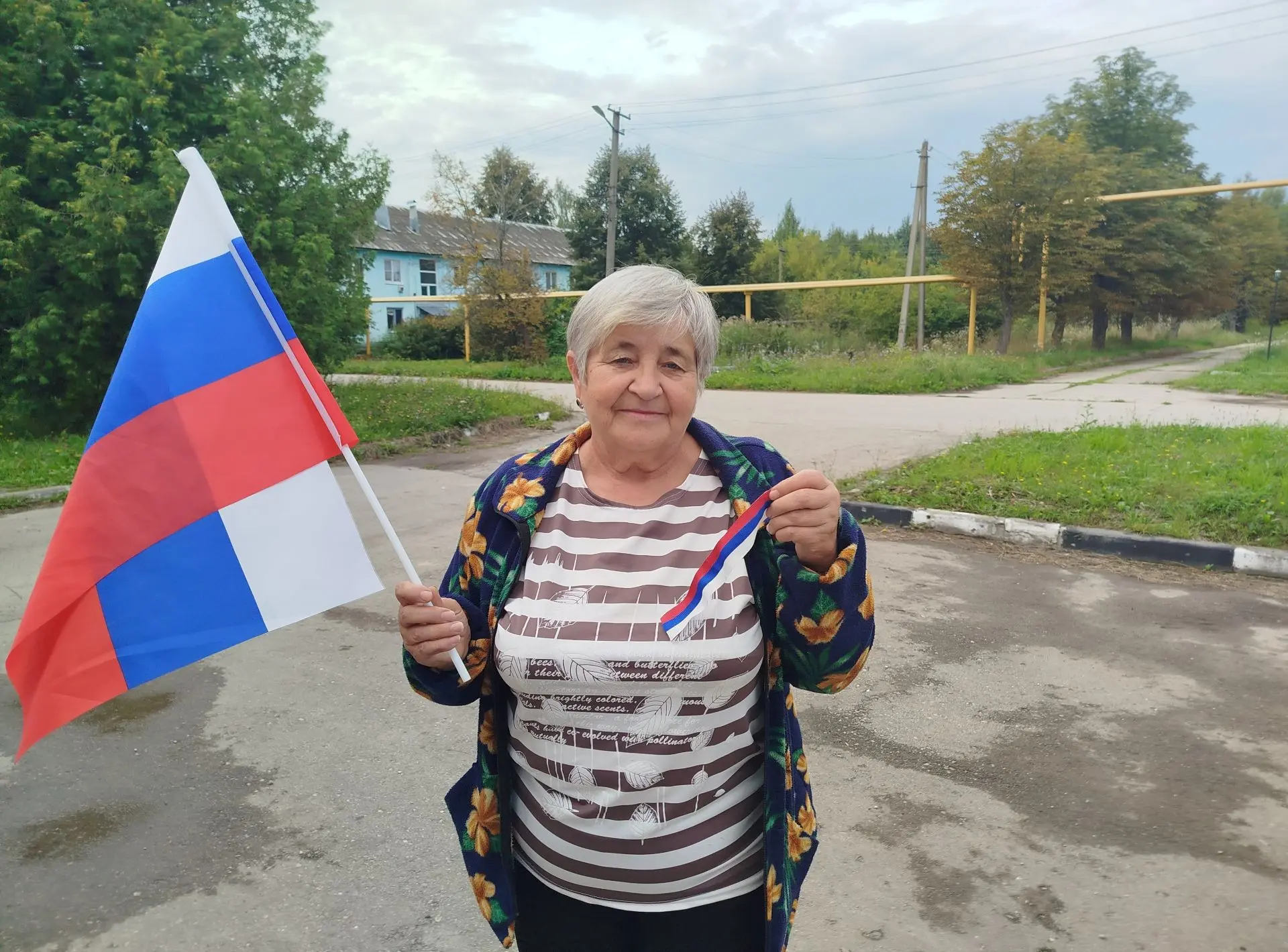 В поселке Центральный прошла патриотическая акция «Три цвета России»
