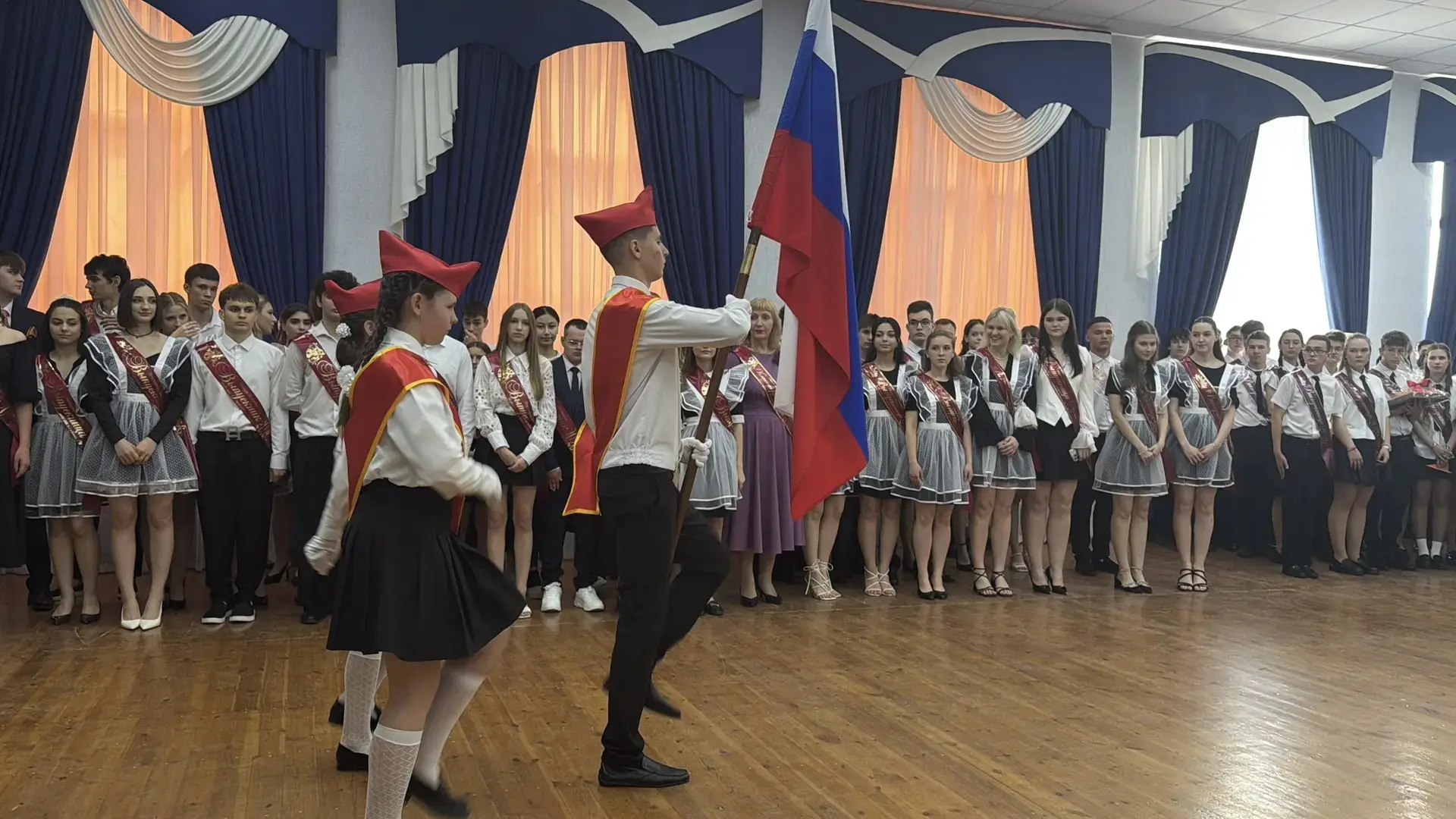 🎓 Последний звонок в школе №2: завершение учебного года и новые горизонты!  В нашей школе прозвучал 