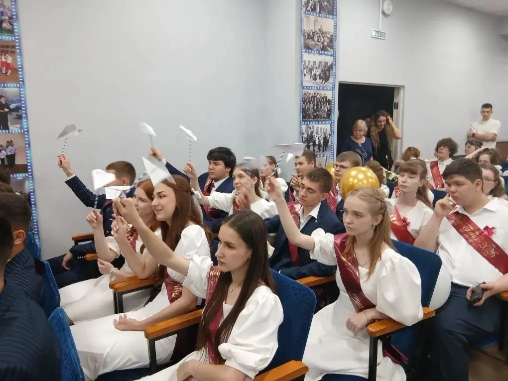 🔔 В добрый путь, выпускники! Последний звонок — 2026 🕊️✨

26 мая 2026 года в нашей школе прозвучал
